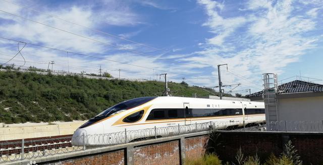 八纵八横高铁网升级成6轴7廊8通道，尤其新增了沪深高铁渝广高铁